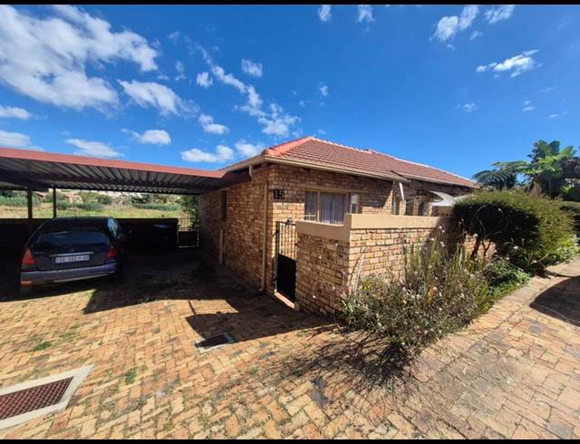 2 BEDROOM TOWNHOUSE FOR SALE IN WILGEHEUWEL